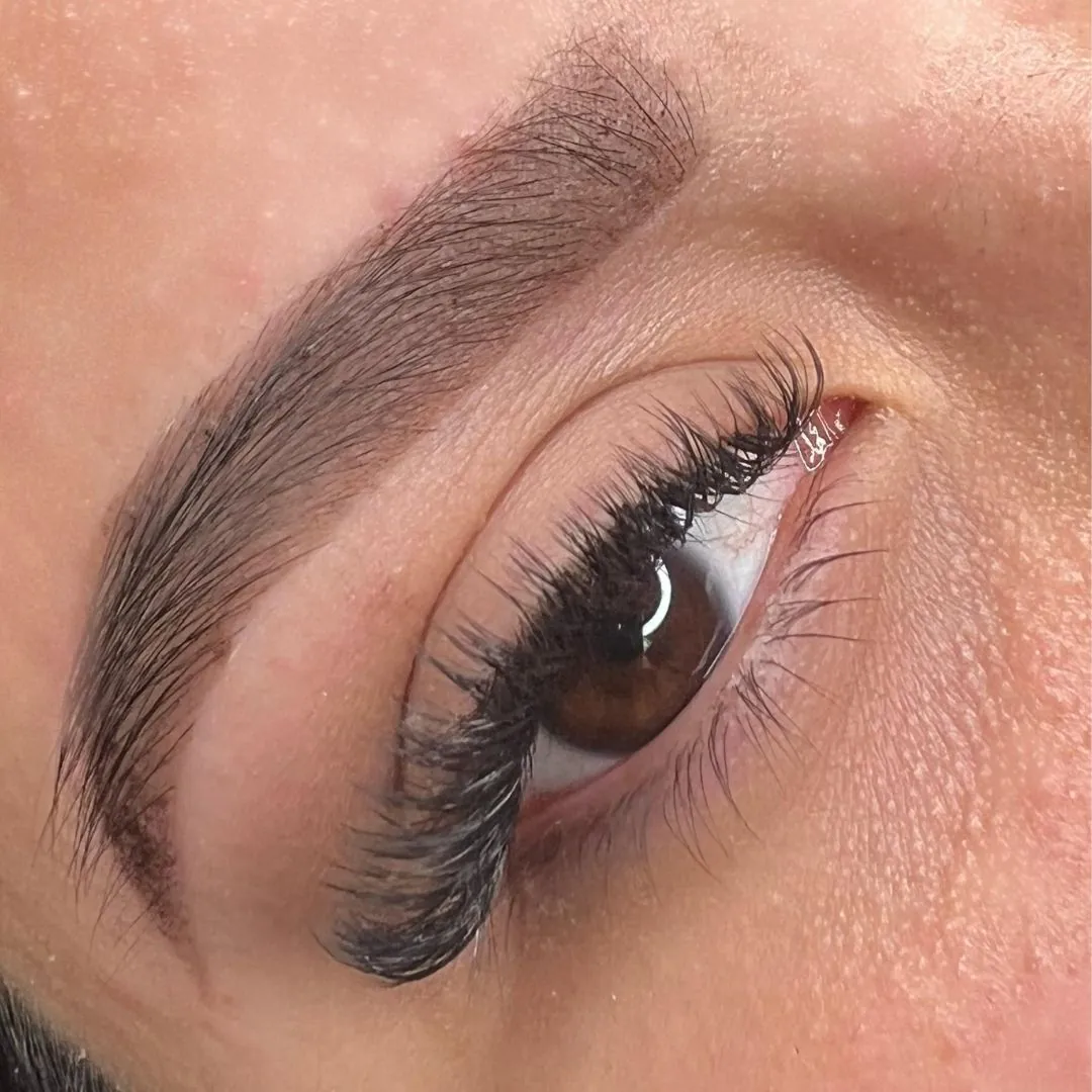 Trabajo de pestañas y cejas en Nava Eyelashes, Lake Nona, Orlando