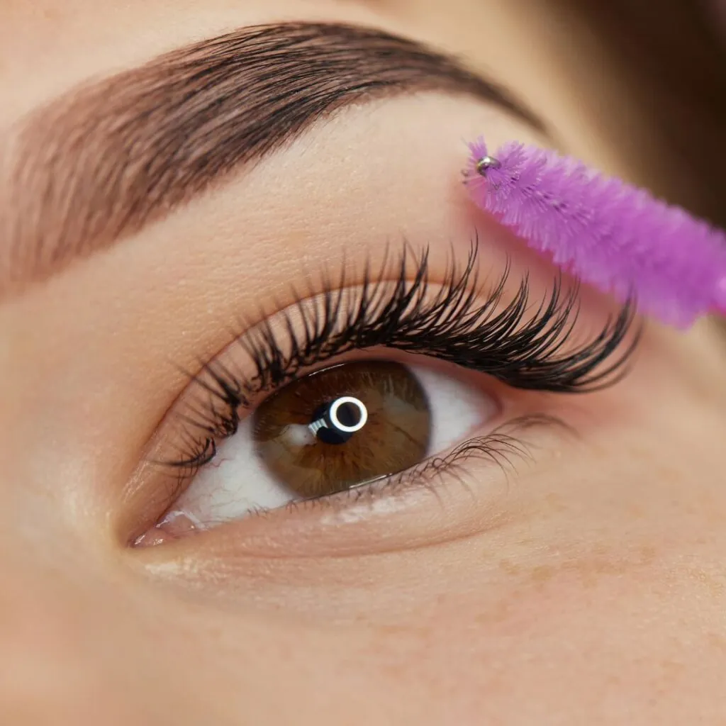 Trabajo de pestañas y cejas en Nava Eyelashes, Lake Nona, Orlando