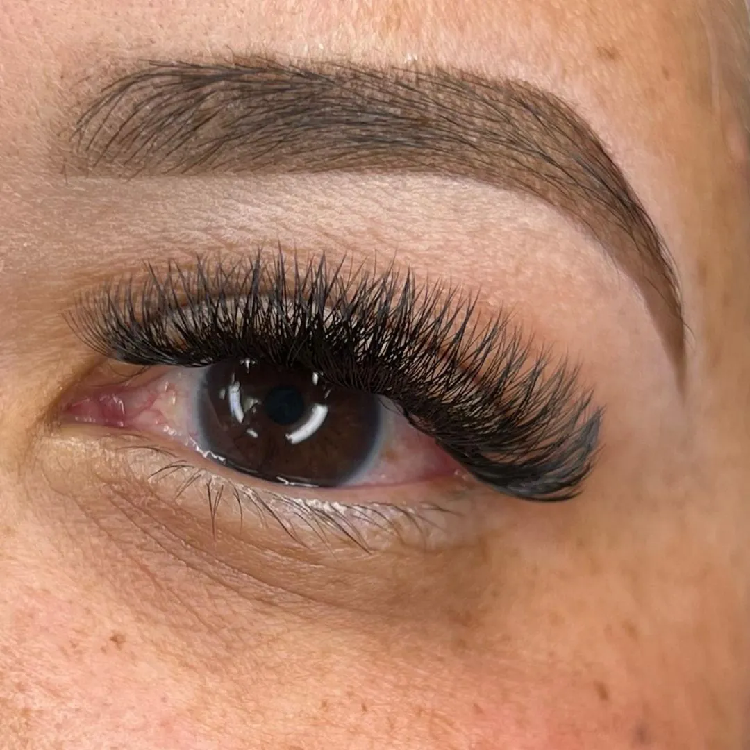 Trabajo de pestañas y cejas en Nava Eyelashes, Lake Nona, Orlando