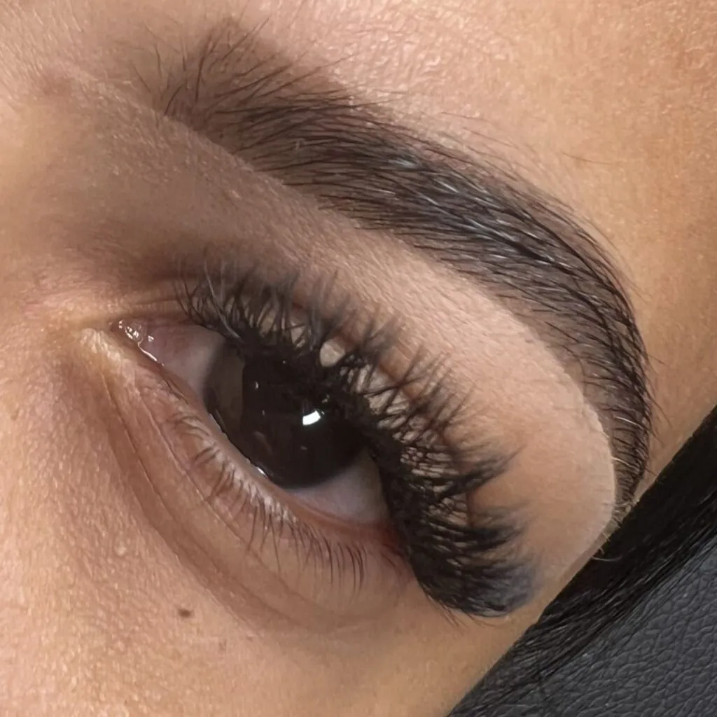 Diseño de cejas con henna