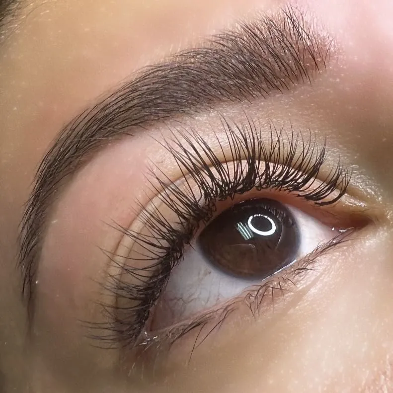 Extensiones de pestañas clásicas pelo a pelo