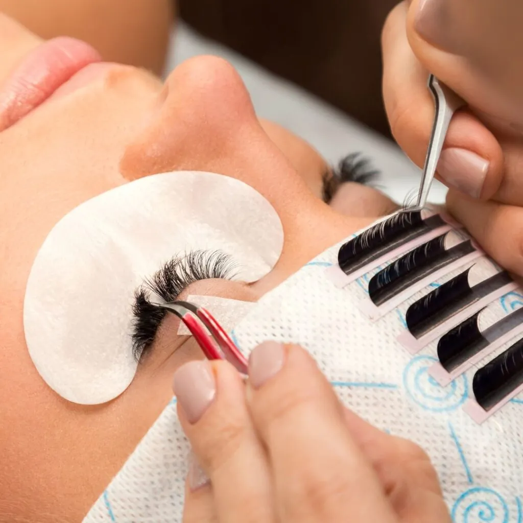 Trabajo de pestañas y cejas en Nava Eyelashes, Lake Nona, Orlando