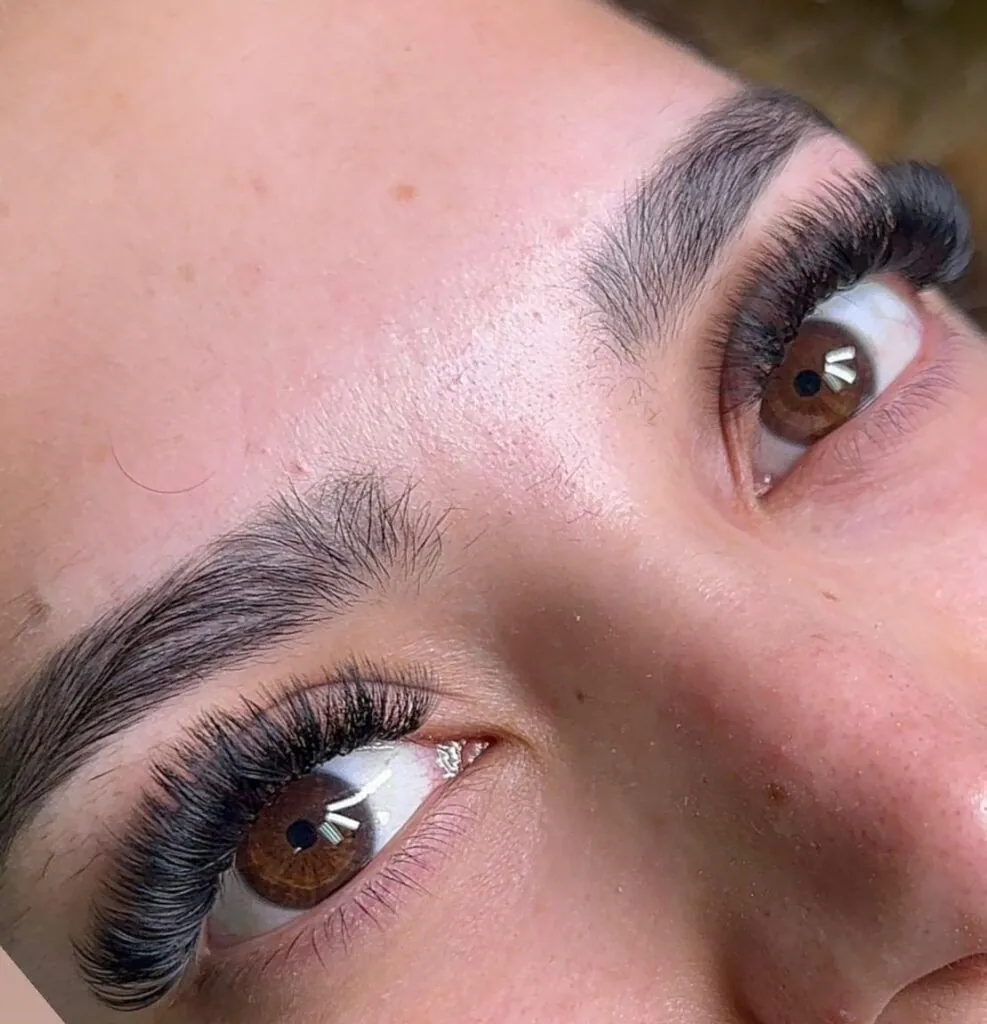 Trabajo de pestañas y cejas en Nava Eyelashes, Lake Nona, Orlando